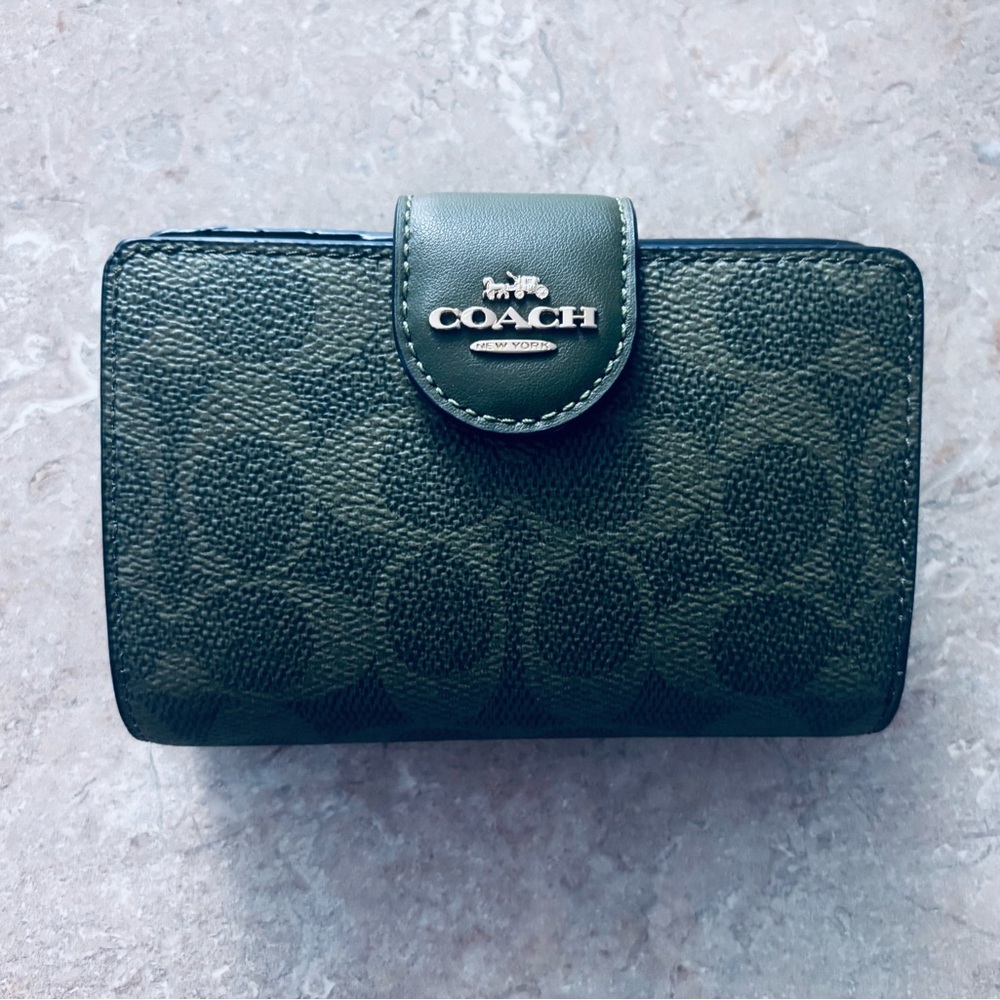 Coach NWT Olive Green Corner Zip Wallet
